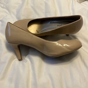 Nude Pumps